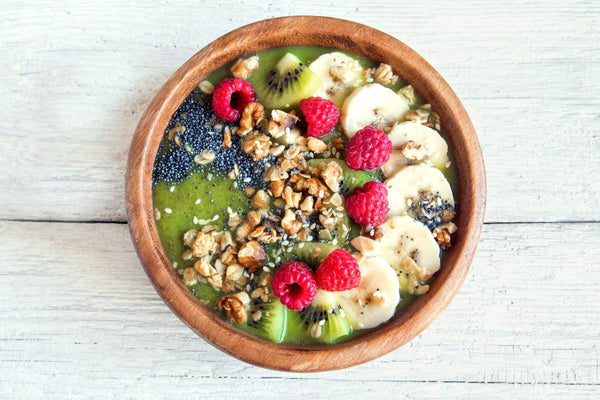 Creamy green vanilla smoothie bowl with coconut yogurt | Mr Vitamins